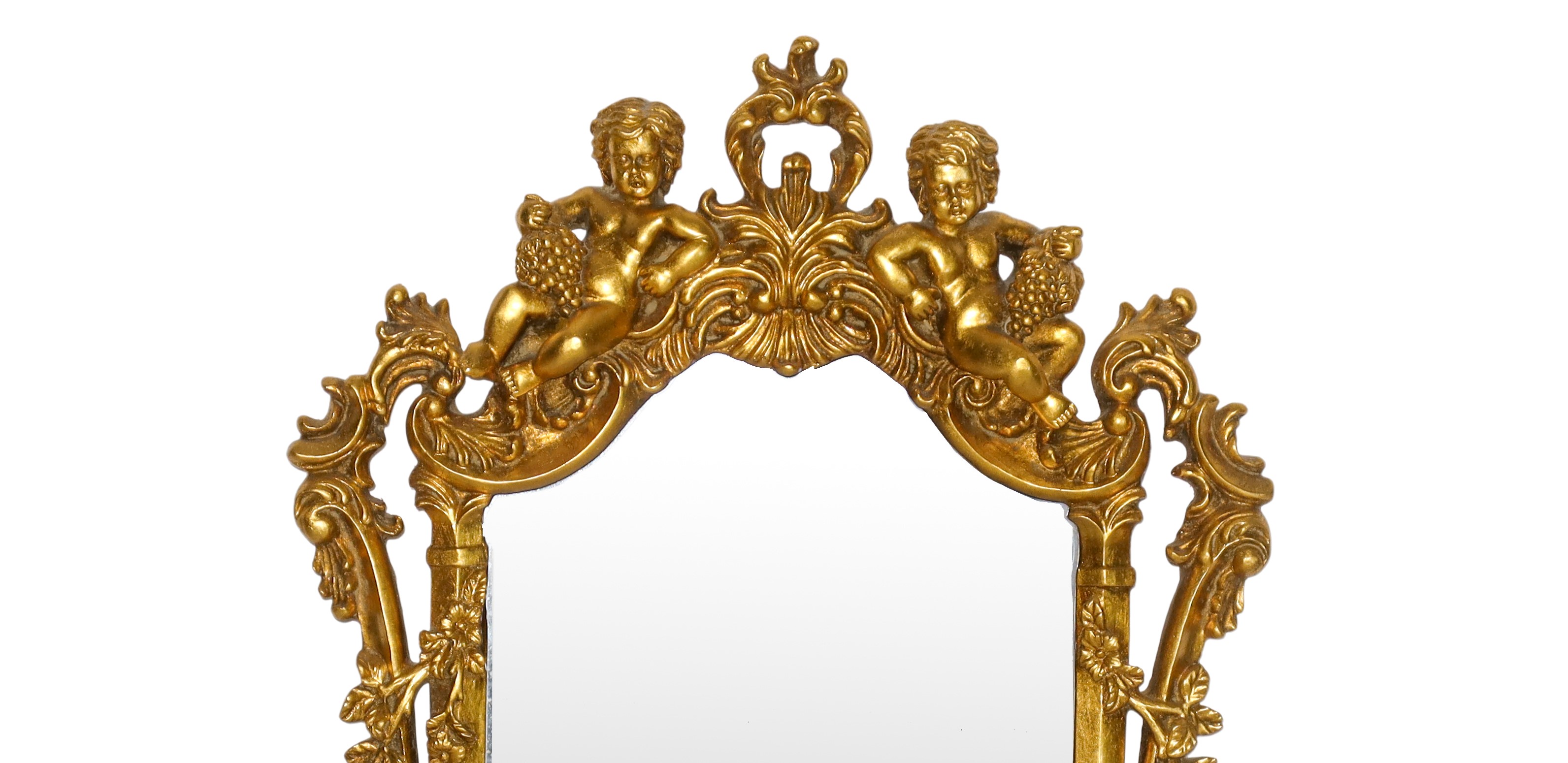 Specchiera sagomata entro cornice dorata riccamente decorata a traforo con due bacchini alla somm...