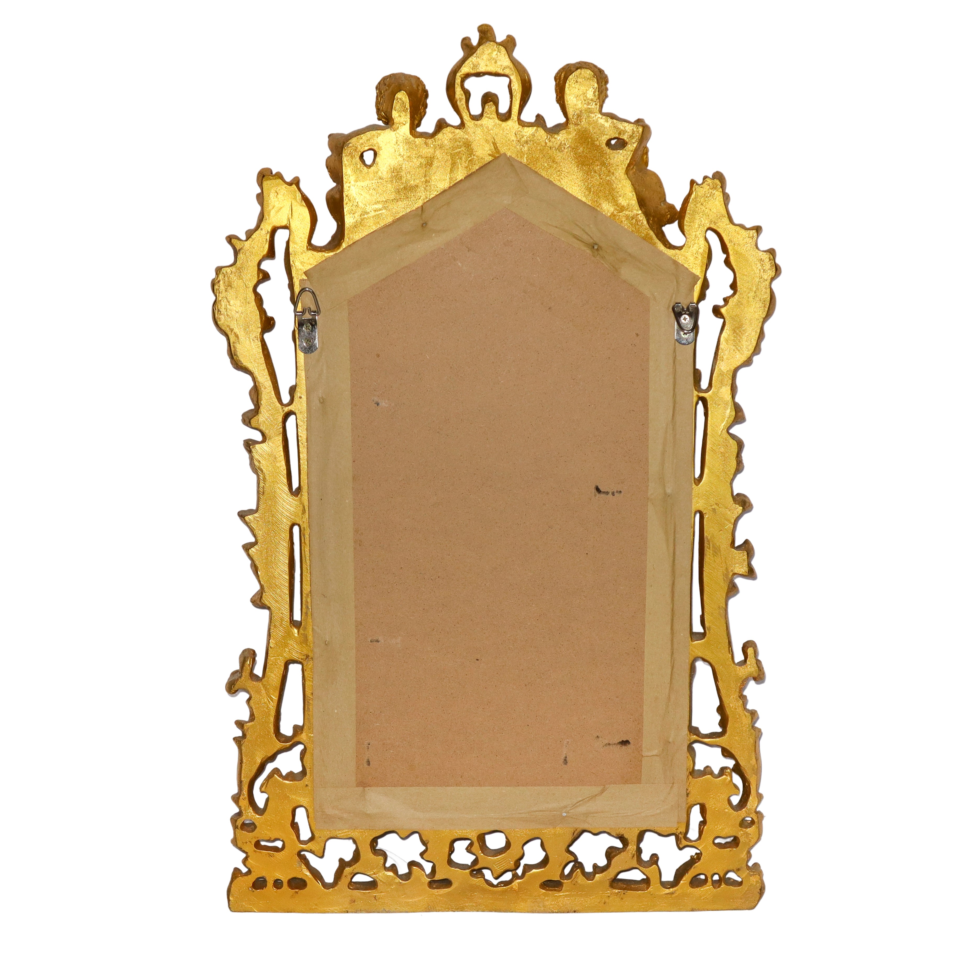 Specchiera sagomata entro cornice dorata riccamente decorata a traforo con due bacchini alla somm...