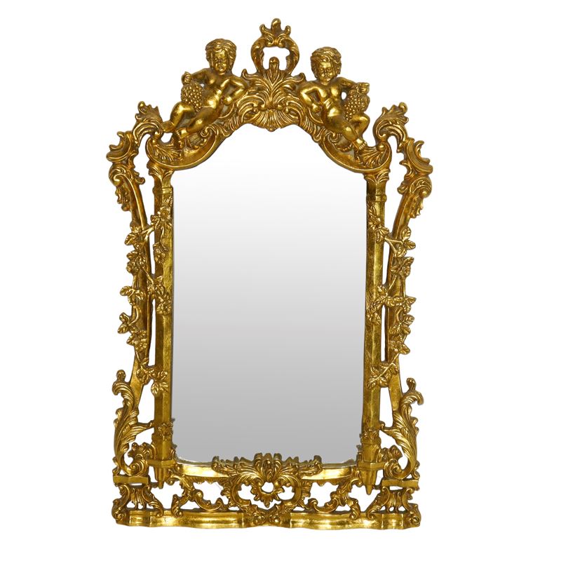 Specchiera sagomata entro cornice dorata riccamente decorata a traforo con due bacchini alla somm...