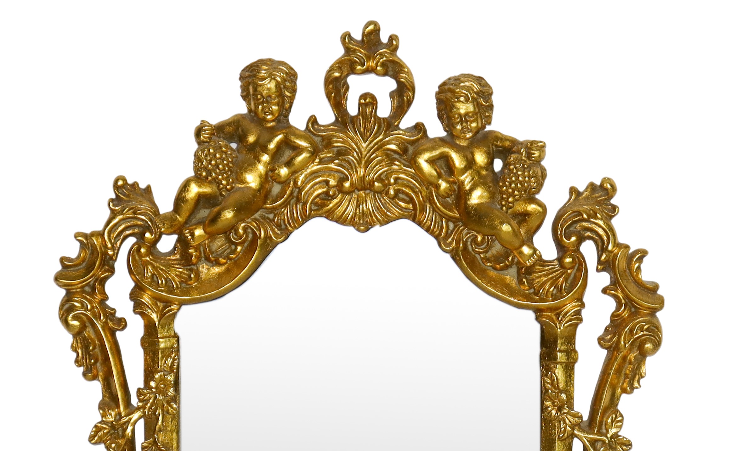 Specchiera sagomata entro cornice dorata riccamente decorata a traforo con due bacchini alla somm...