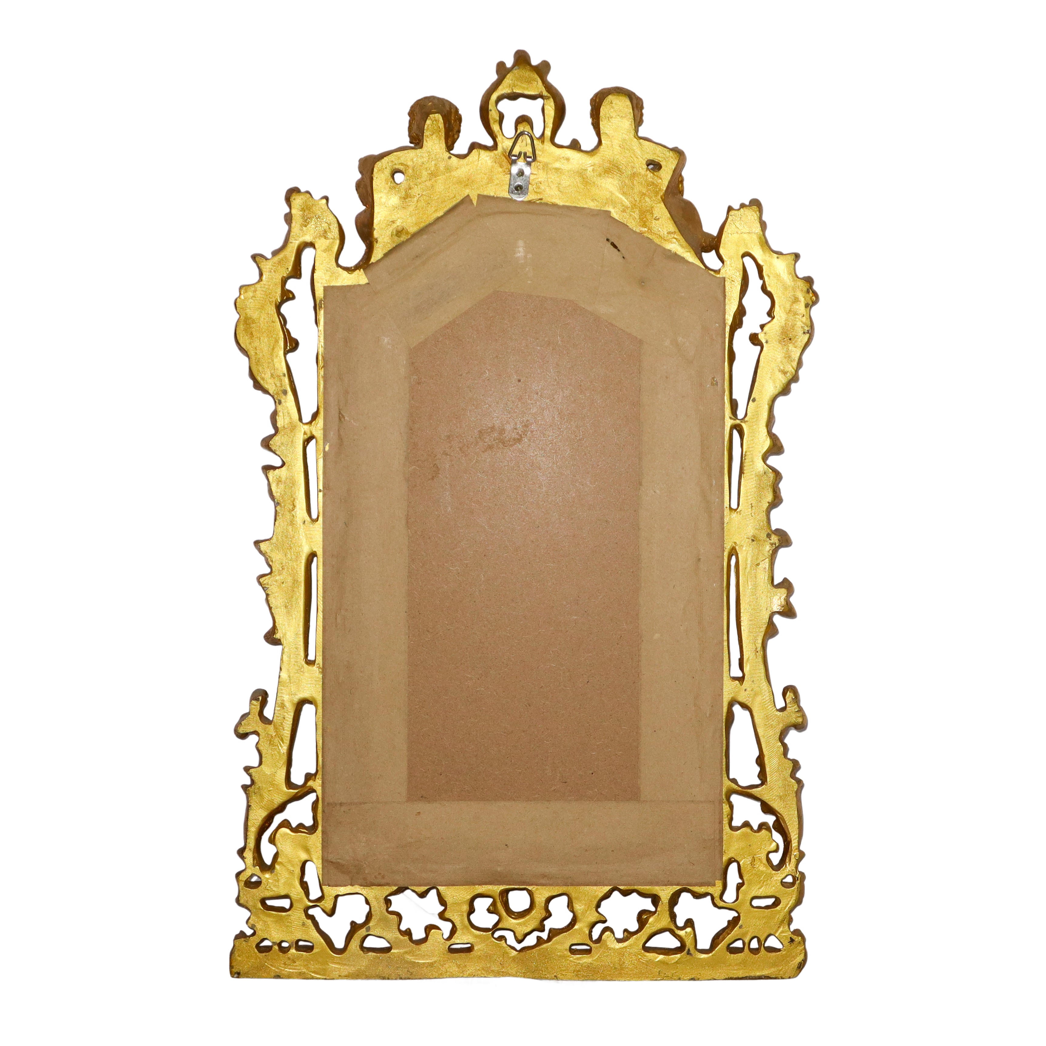 Specchiera sagomata entro cornice dorata riccamente decorata a traforo con due bacchini alla somm...