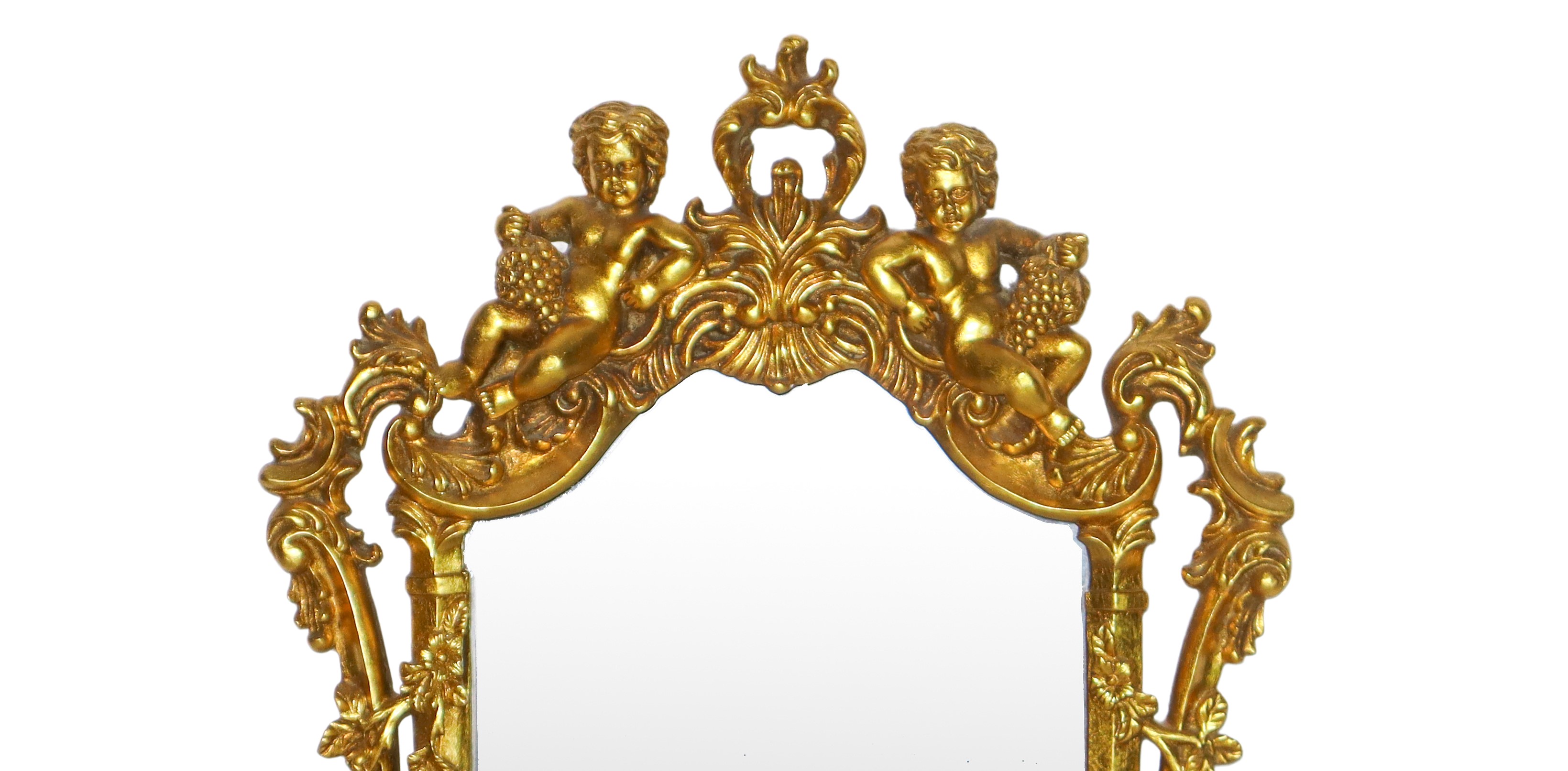 Specchiera sagomata con cornice dorata a traforo riccamente decorata, con due bacchini sommitali