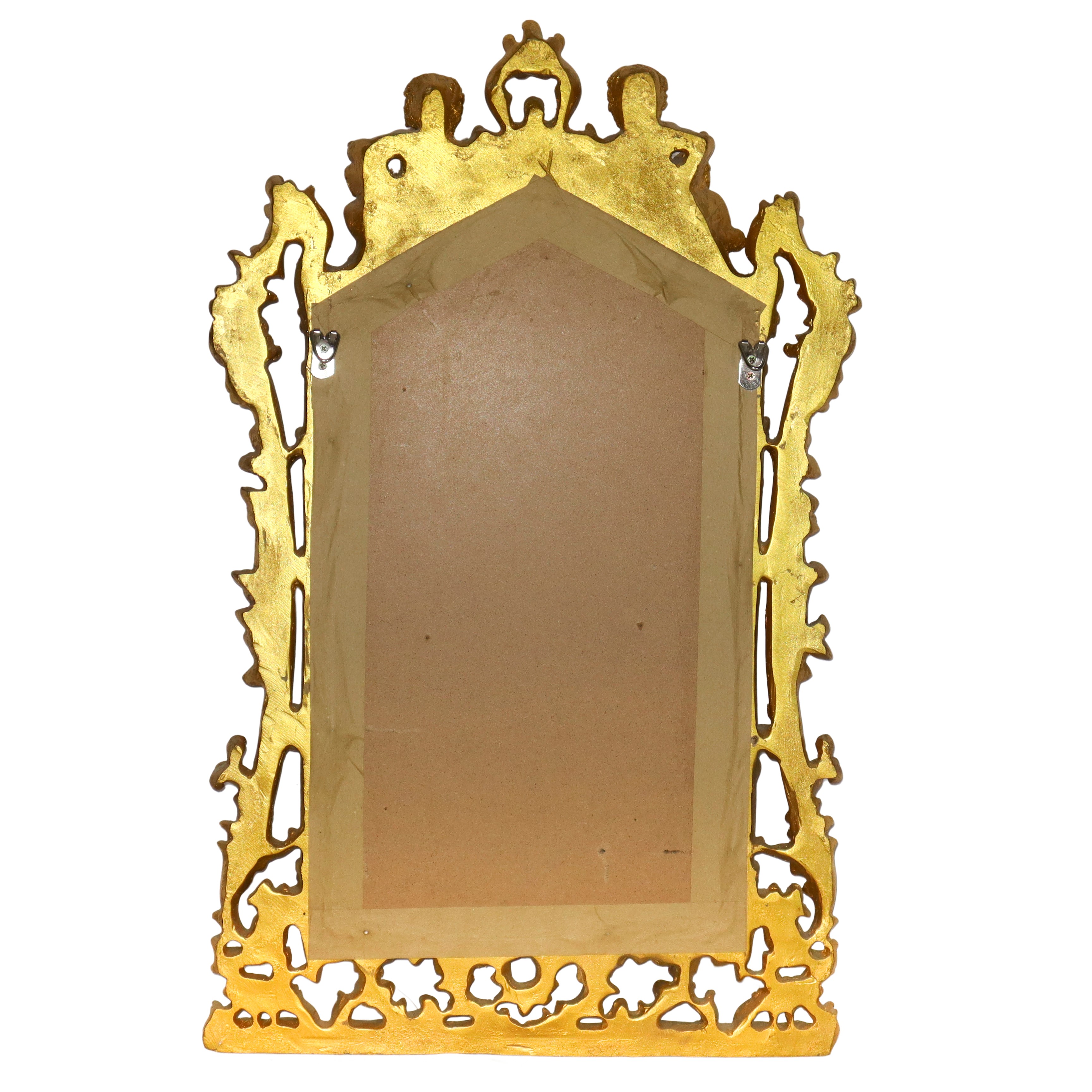 Specchiera sagomata con cornice dorata a traforo riccamente decorata, con due bacchini sommitali