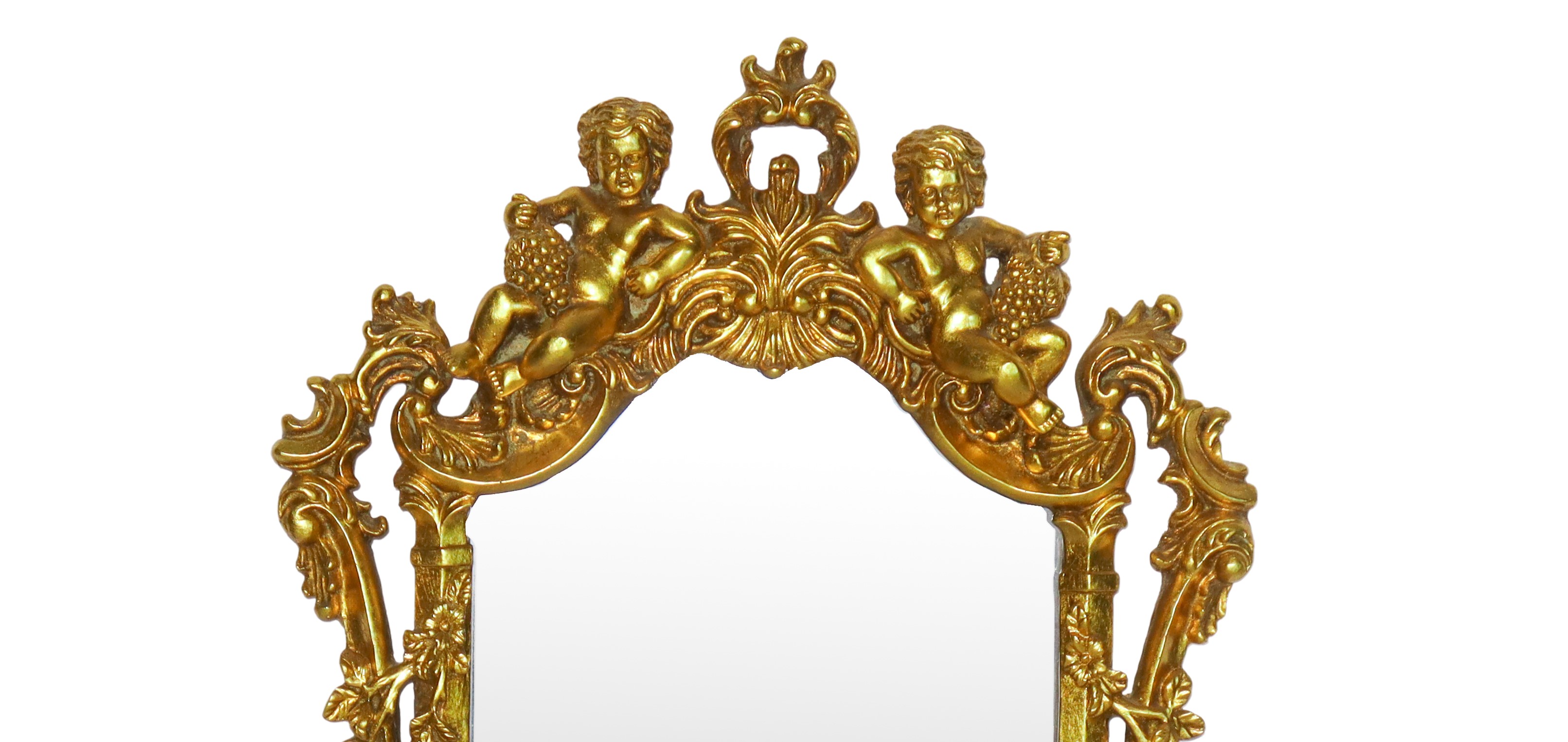 Specchiera sagomata entro cornice dorata riccamente decorata a traforo con due bacchini alla somm...