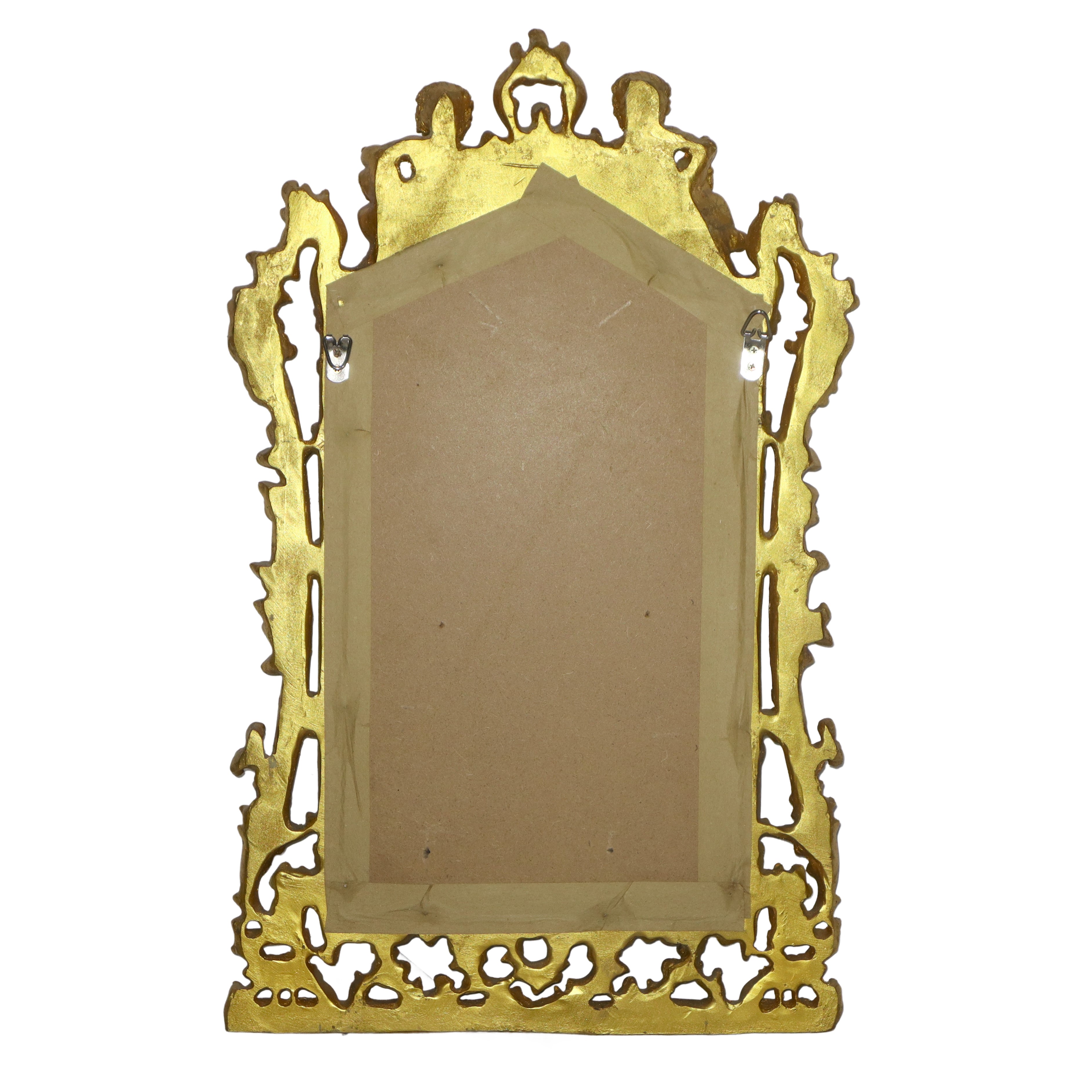 Specchiera sagomata entro cornice dorata riccamente decorata a traforo con due bacchini alla somm...