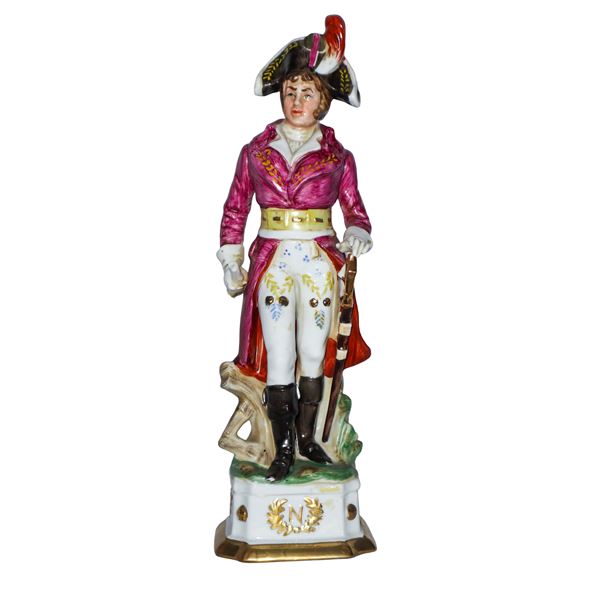 Statuetta di Napoleone con giacca magenta