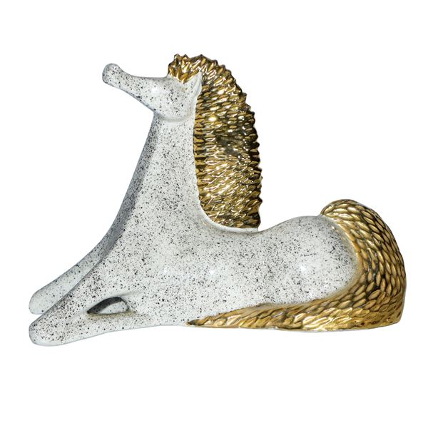 Cavallo disteso con criniera e coda dorati