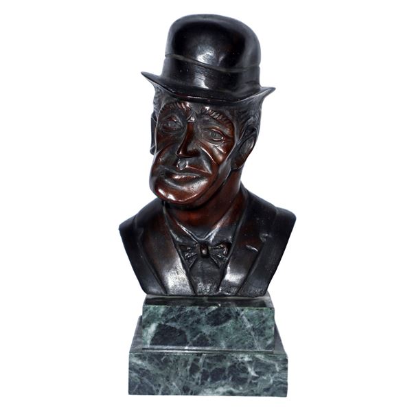 Mezzobusto di Totò su piedistallo