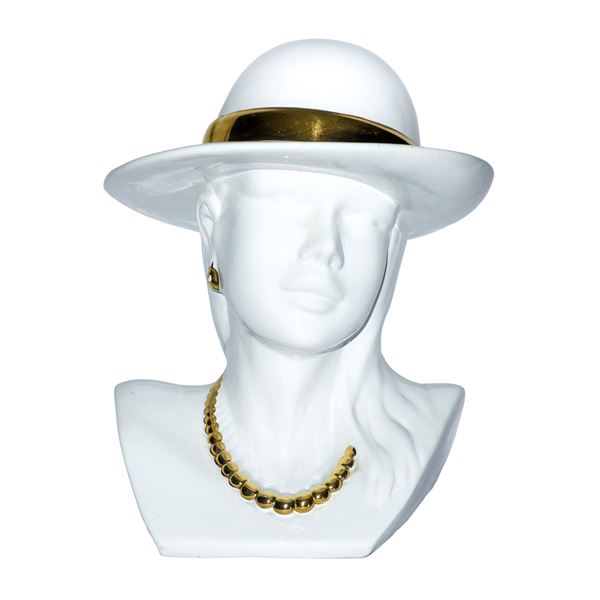 Mezzobusto di dama con cappello con nastro e collana color oro