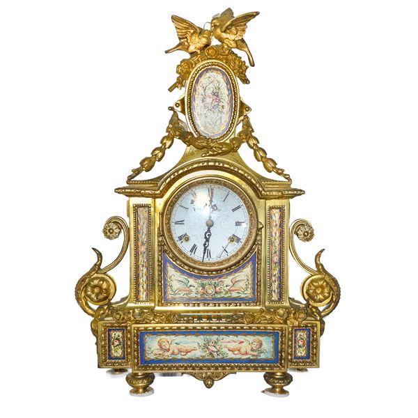 Orologio decorato con uccellini alla sommità e applicazioni in metallo con decori floreali