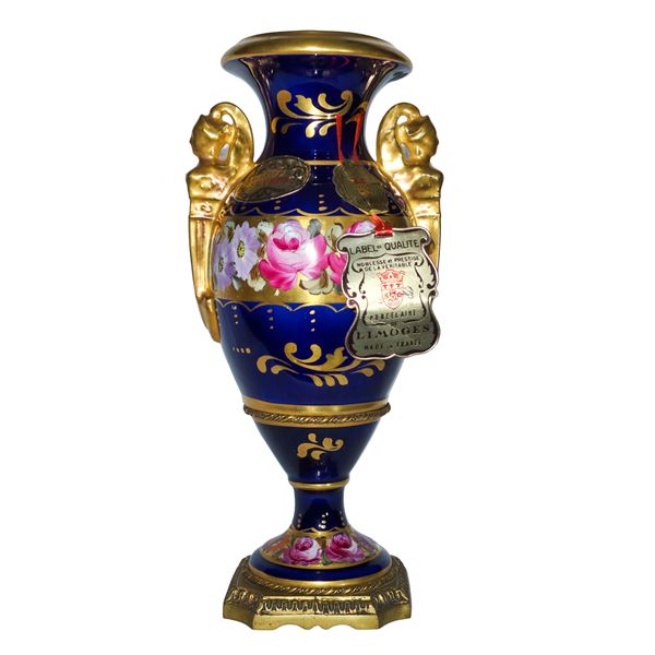 Vaso ad anfora blu con decori dorati e fiori
