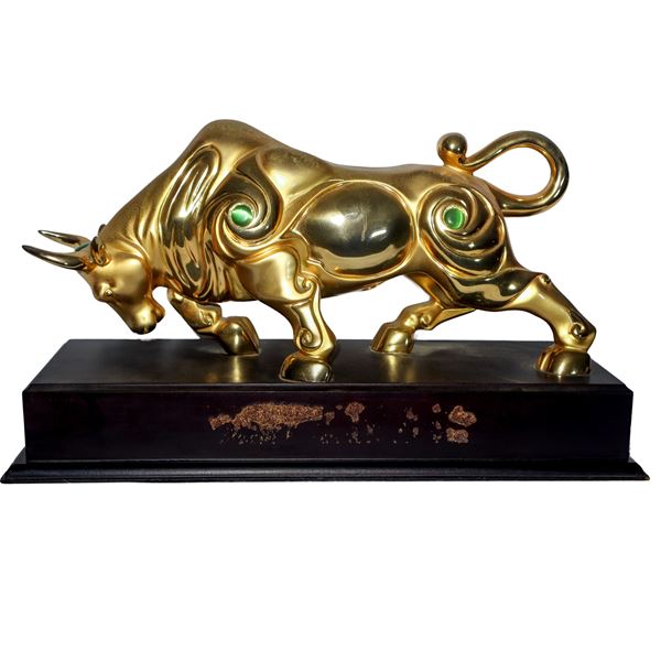 Statua di toro in corsa color oro su base rettangolare