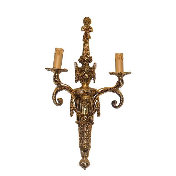 Applique dorato a due luci con decori