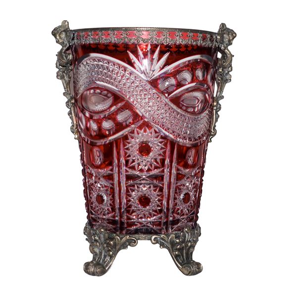 Vaso in vetro rosso con inserti in metallo