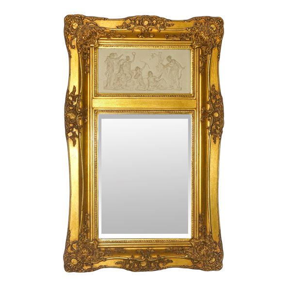 Specchiera entro cornice dorata con decori e bassorilievo neoclassico