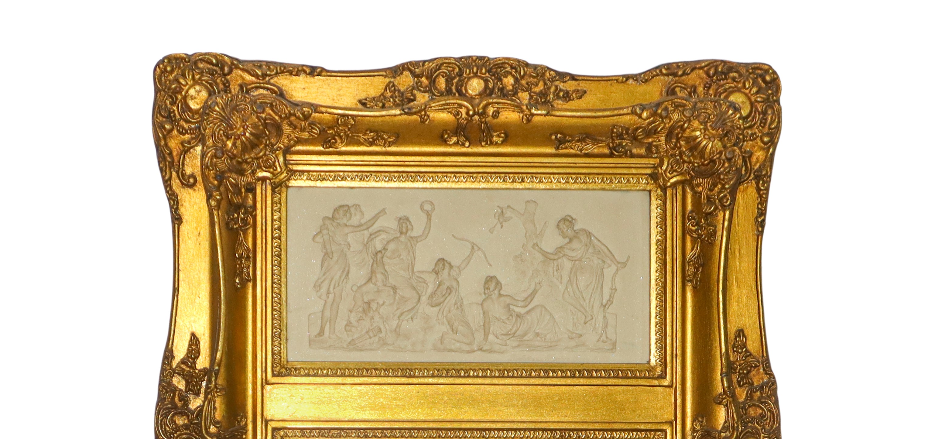 Specchiera entro cornice dorata con decori e bassorilievo neoclassico
