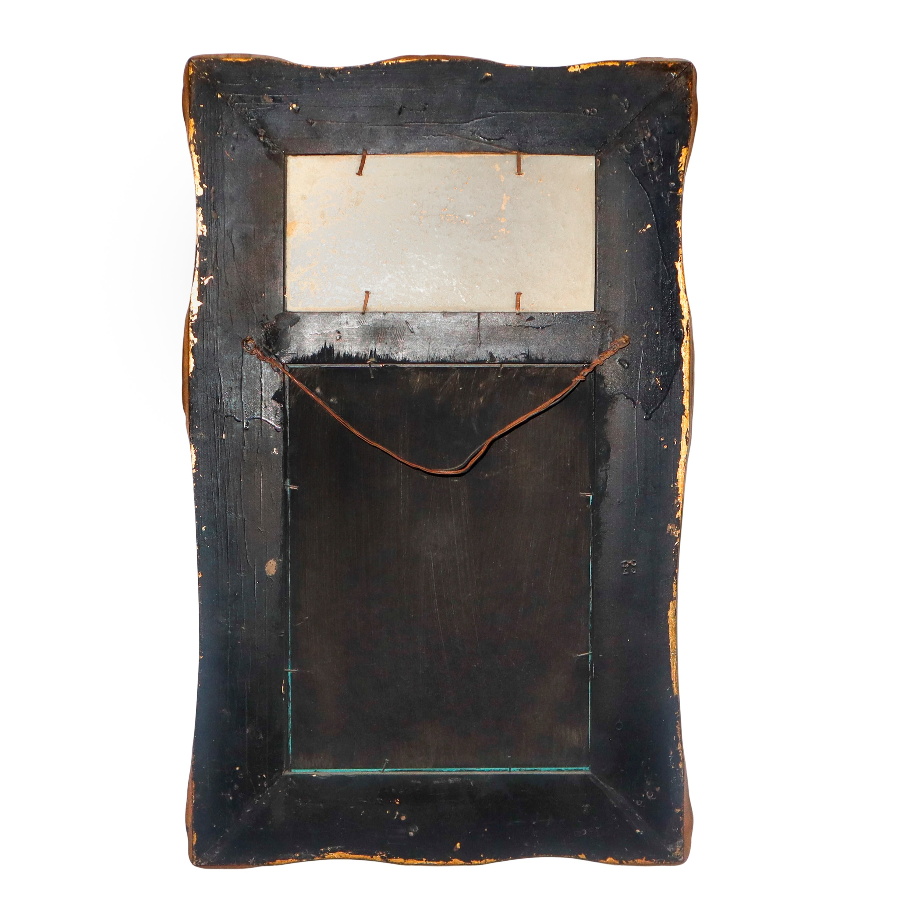 Specchiera entro cornice dorata con decori e bassorilievo neoclassico