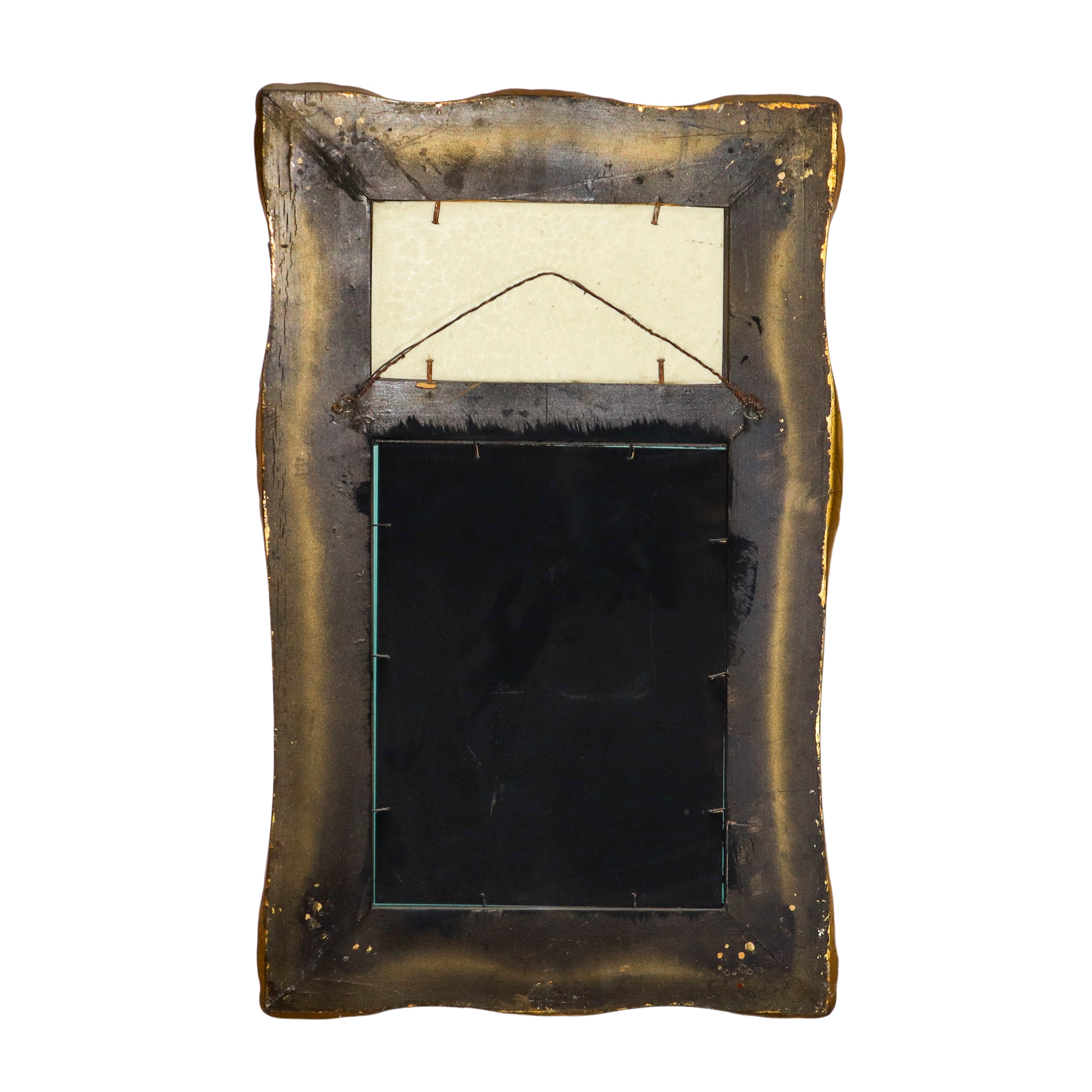 Specchiera entro cornice dorata con decori e bassorilievo neoclassico