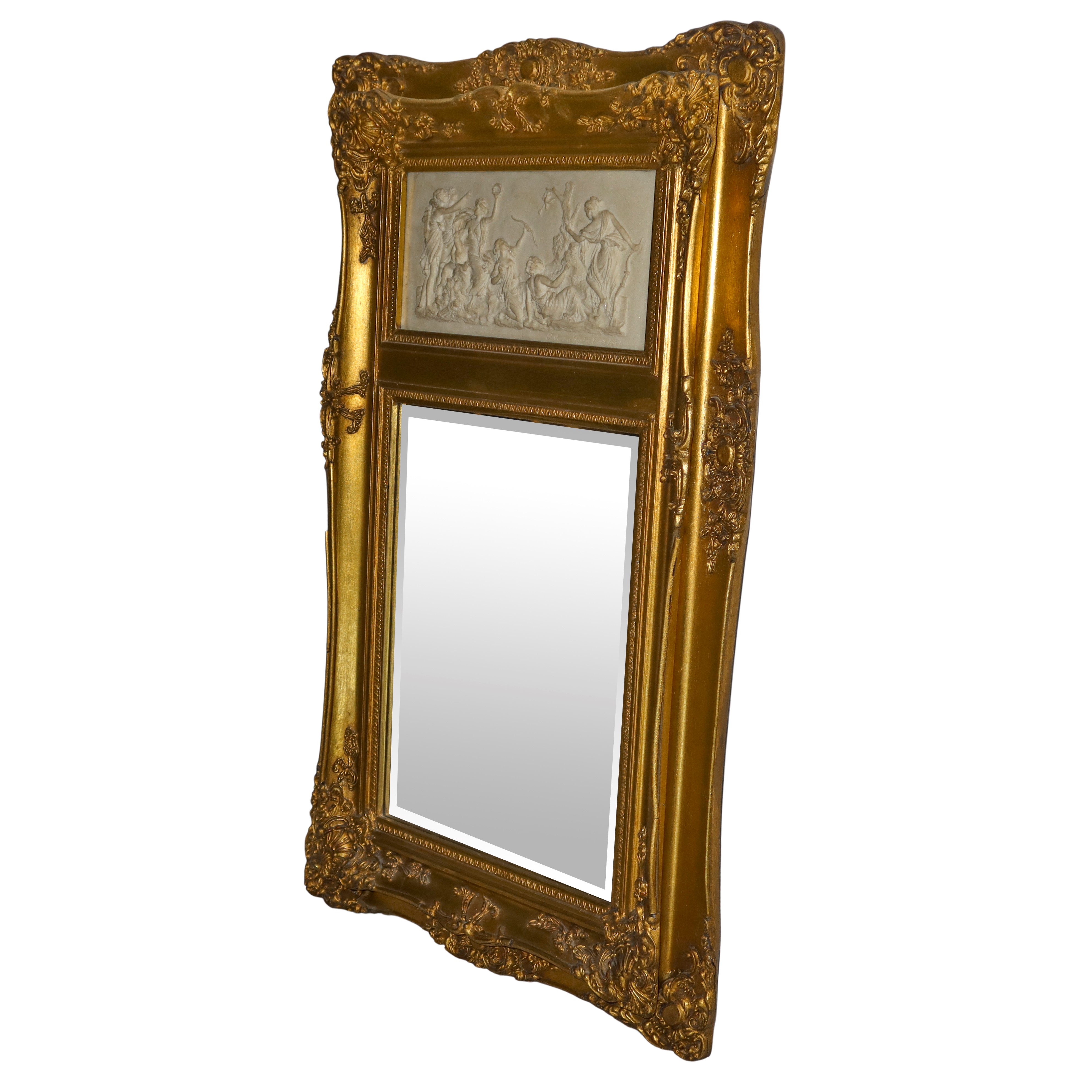 Specchiera entro cornice dorata con decori e bassorilievo neoclassico