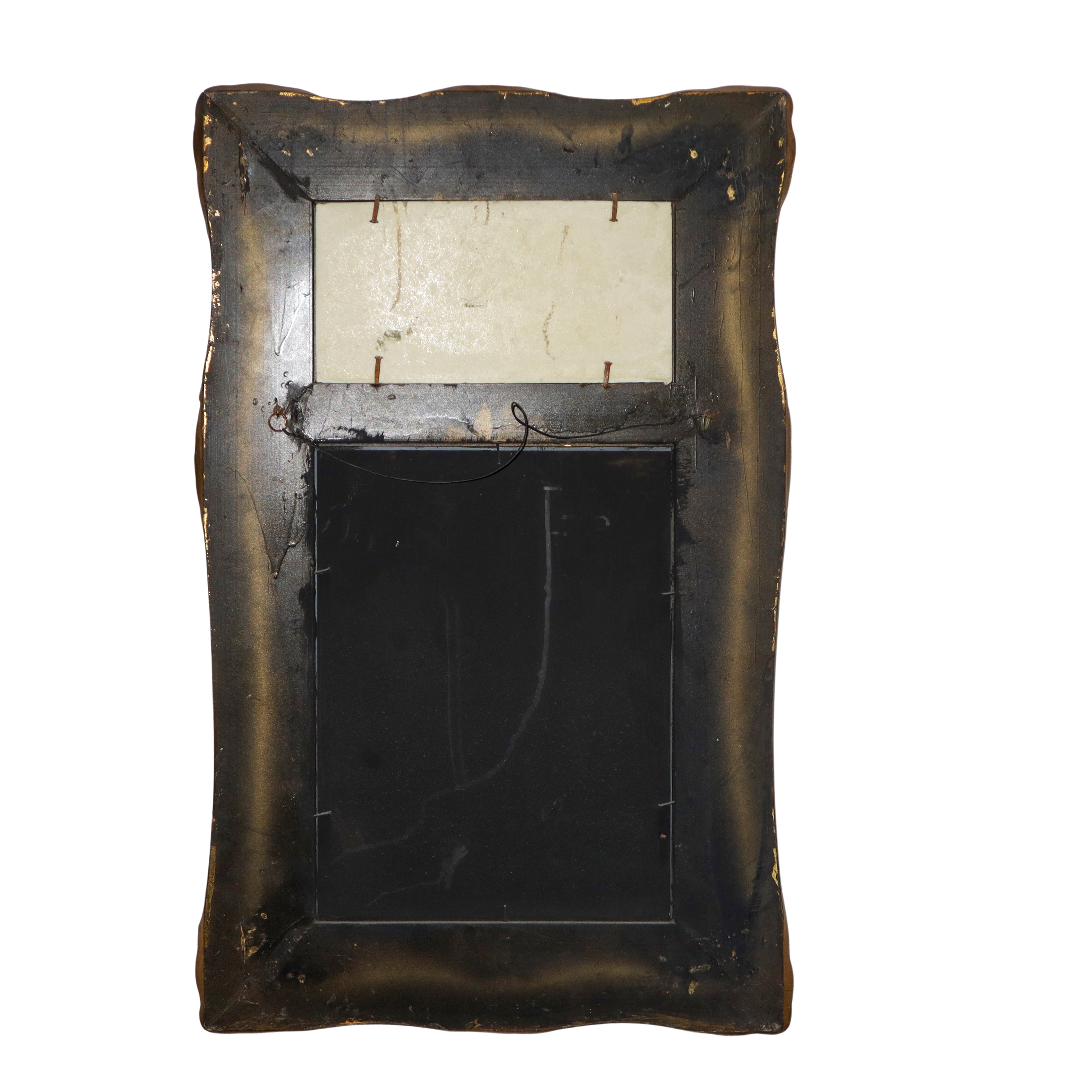 Specchiera entro cornice dorata con decori e bassorilievo neoclassico