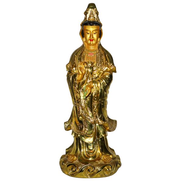 Buddha in posizione eretta con ricche vesti color oro