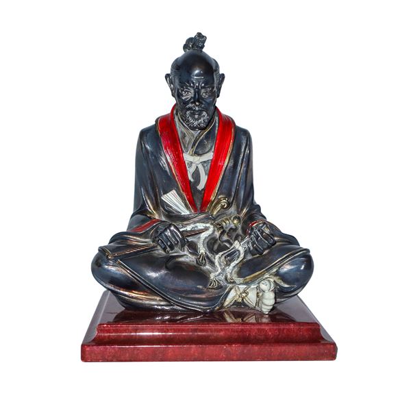 Anziano samurai su base in marmo rosso