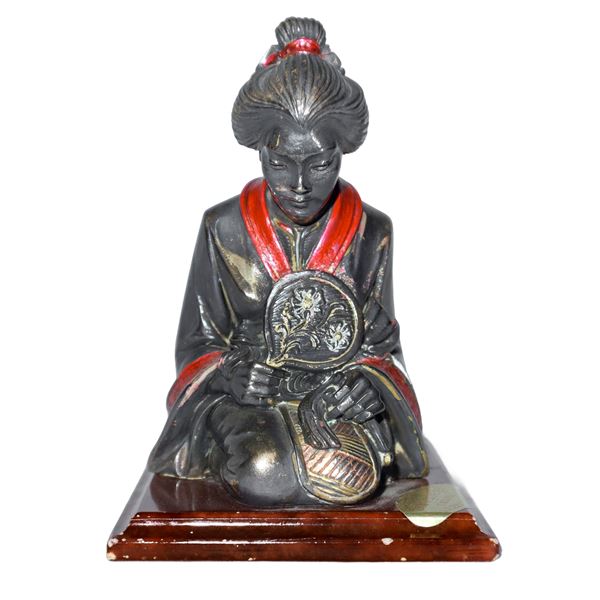 Geisha con ventaglio su base in marmo rosso