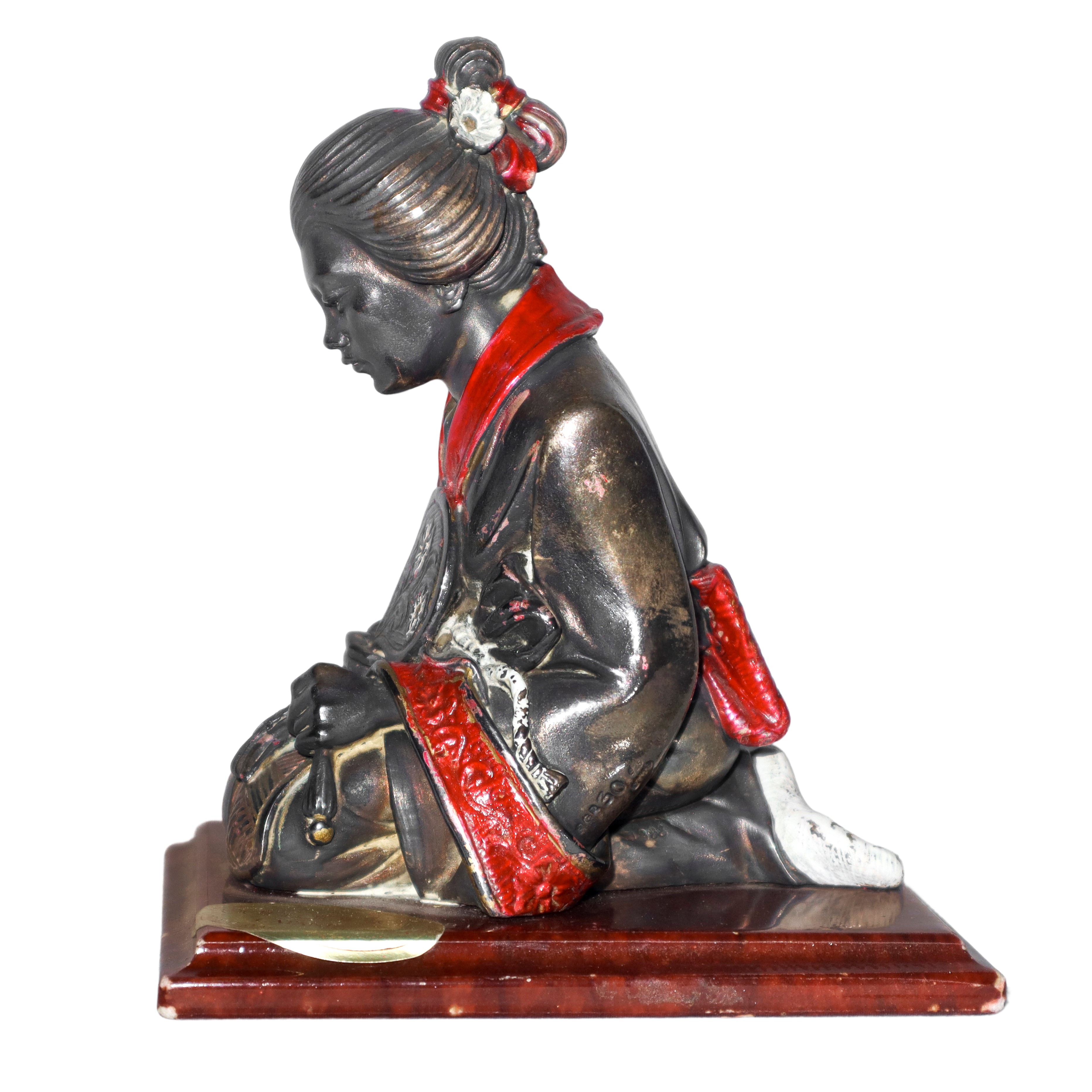 Geisha con ventaglio, su base in marmo rosso