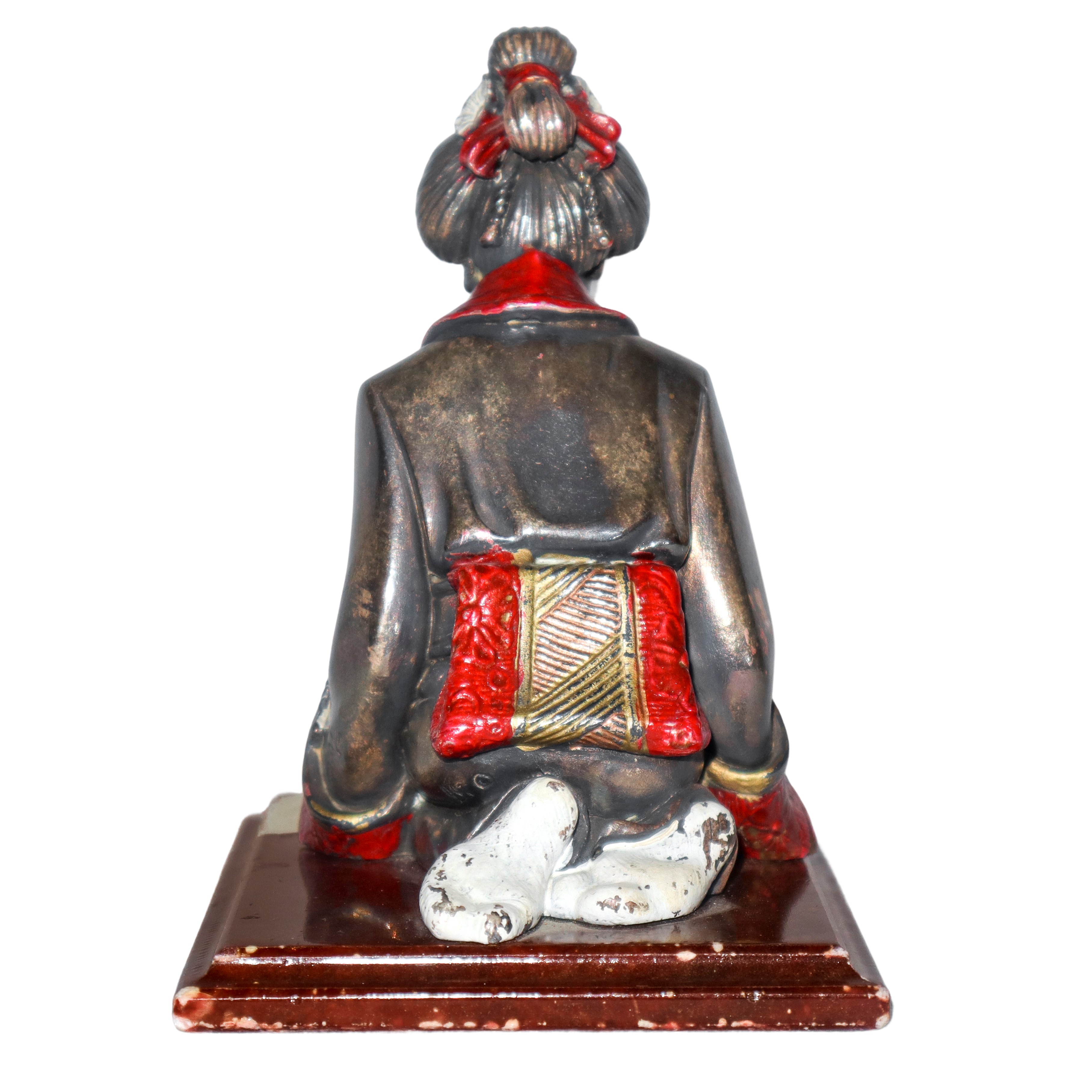 Geisha con ventaglio, su base in marmo rosso