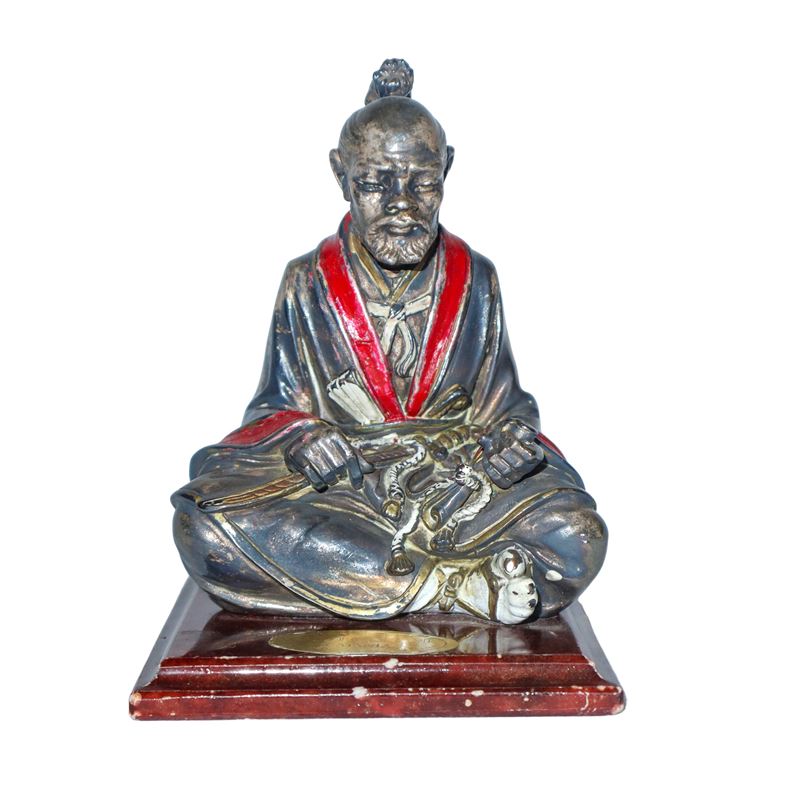 Statuetta di Anziano Samurai su Base in Marmo Rosso
