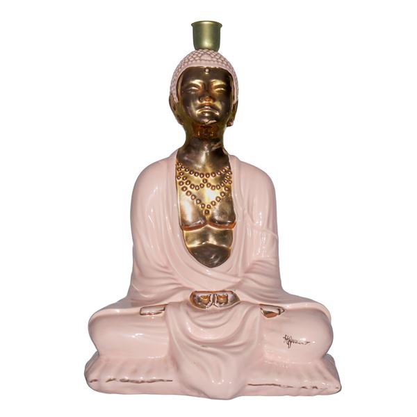 Buddha in meditazione con vesti rosa