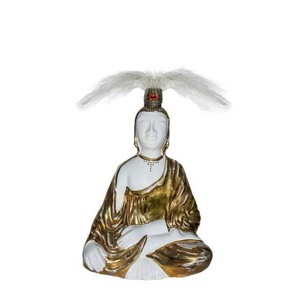 Buddha in meditazione con vesti dorate e pennacchio