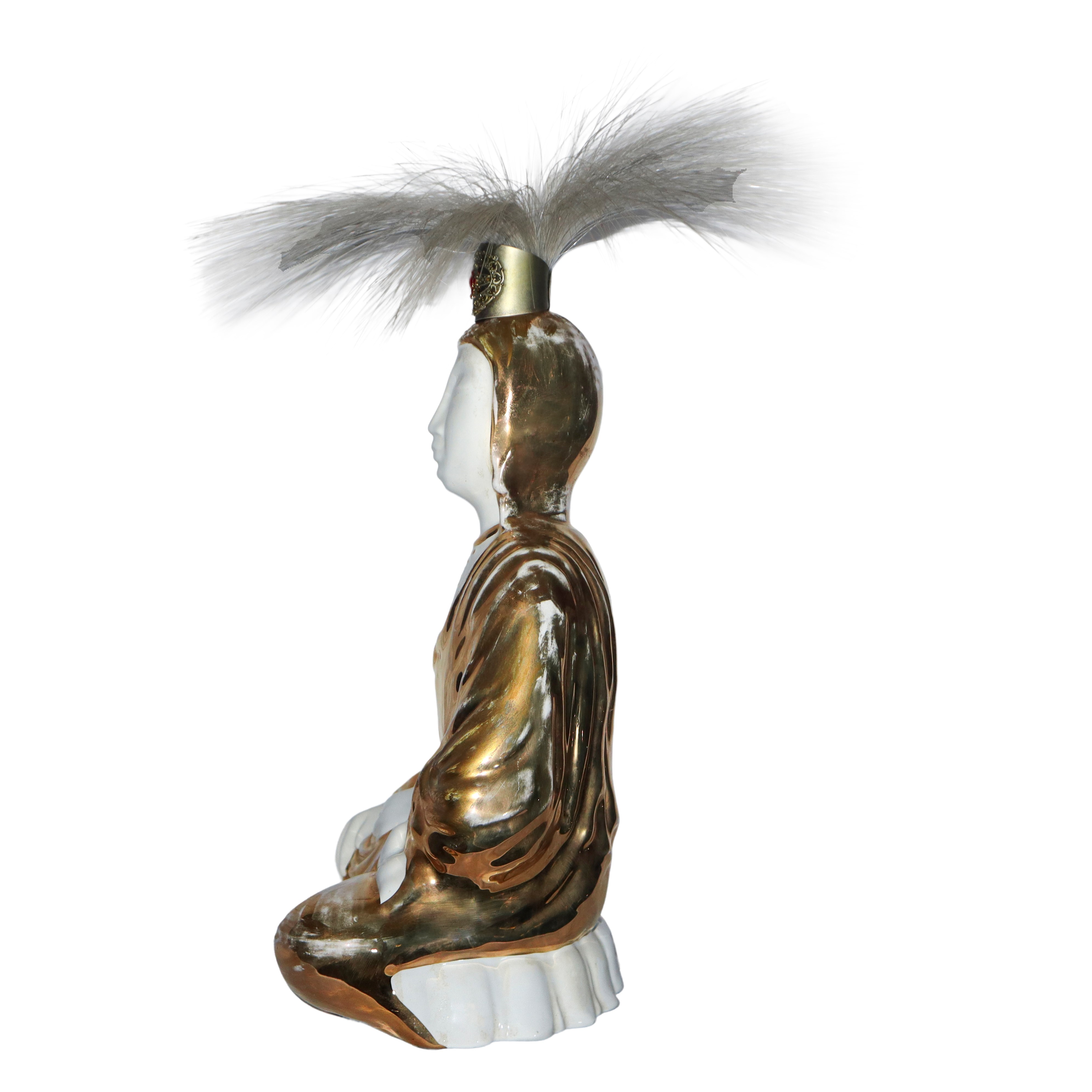 Buddha in meditazione, vesti dorate e pennacchio, scultura (XX secolo)