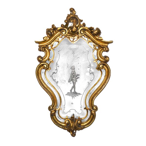 Specchiera decorativa in stile Rococò con figuretta maschile entro cornice dorata riccamente decorata  (Venezia, XX sec.)  - Asta Arredi e complementi d'arredo in stile - Casa d'aste La Rosa
