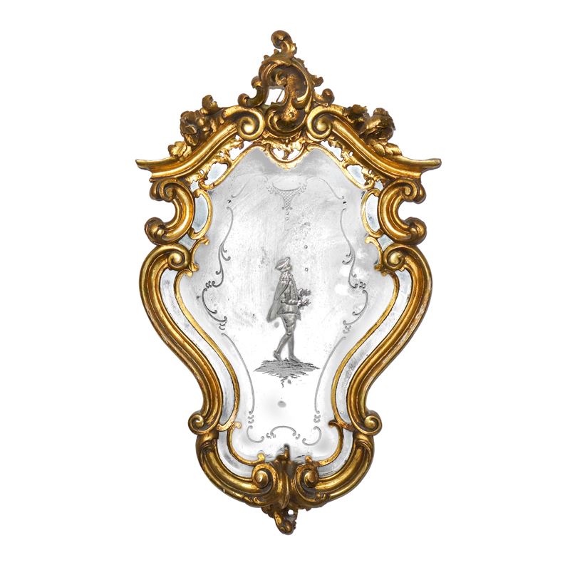 Specchiera decorativa in stile Rococò con figuretta maschile entro cornice dorata riccamente deco...