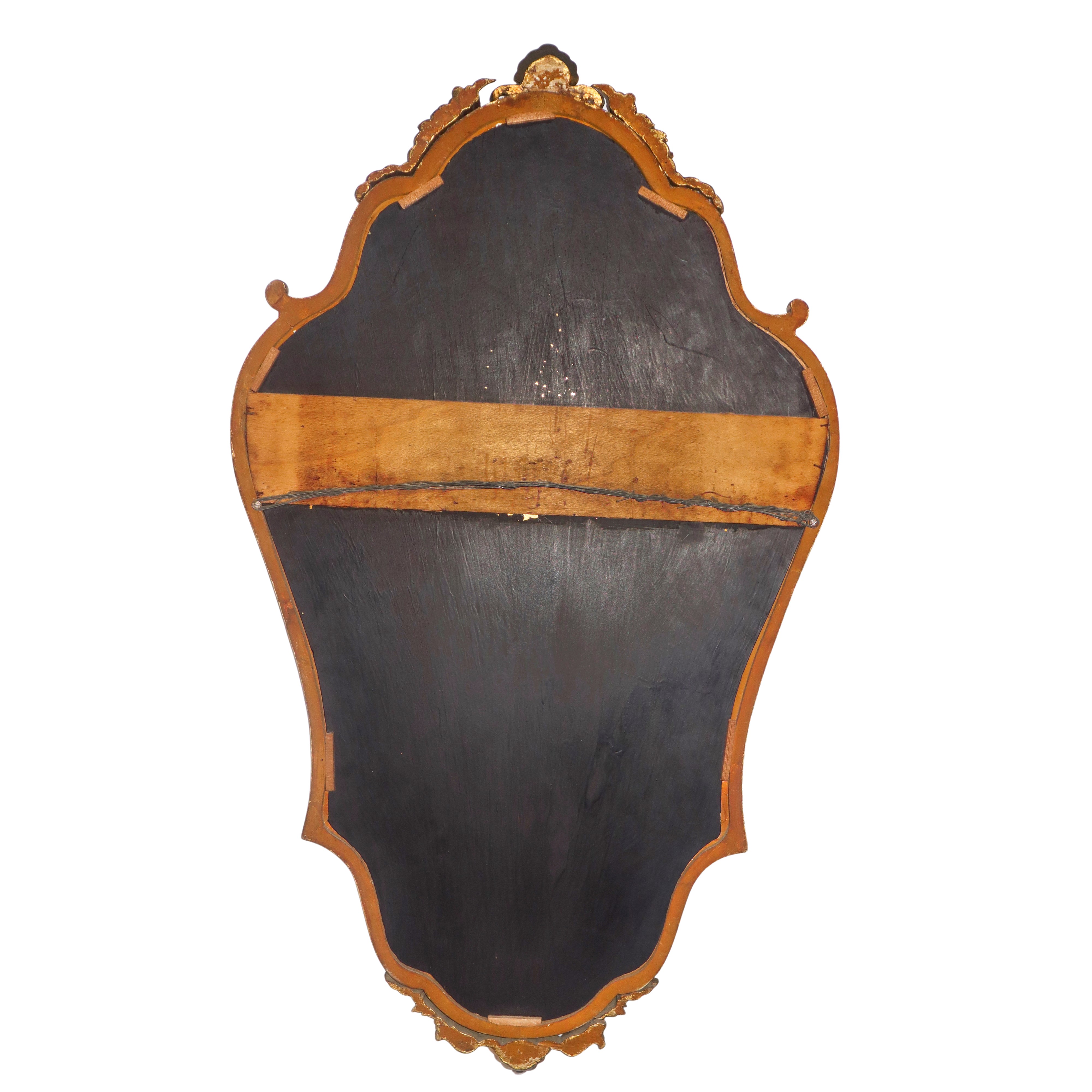 Specchiera sagomata in stile Rococò entro cornice con decori floreali