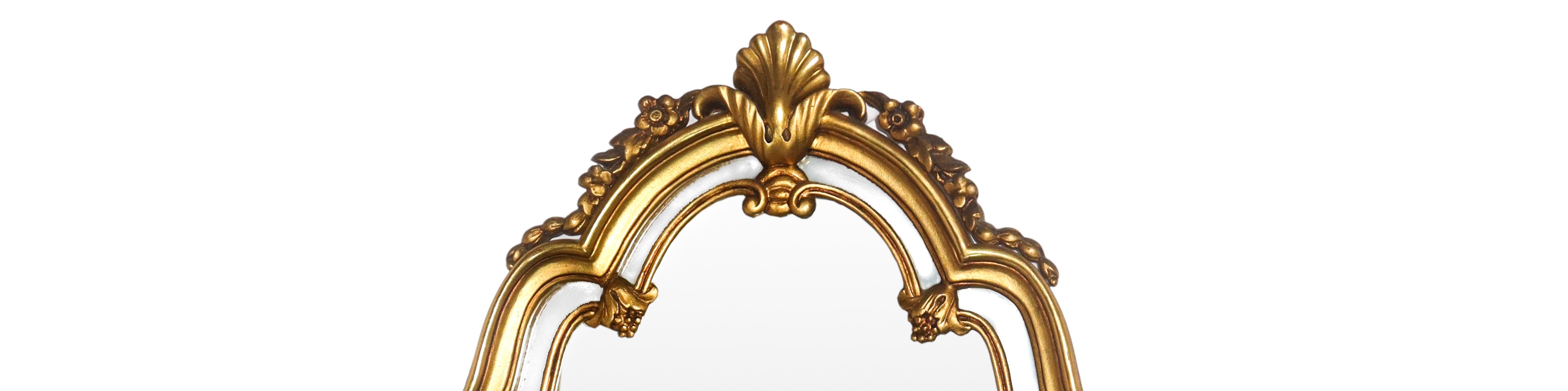 Specchiera sagomata in stile Rococò entro cornice con decori floreali