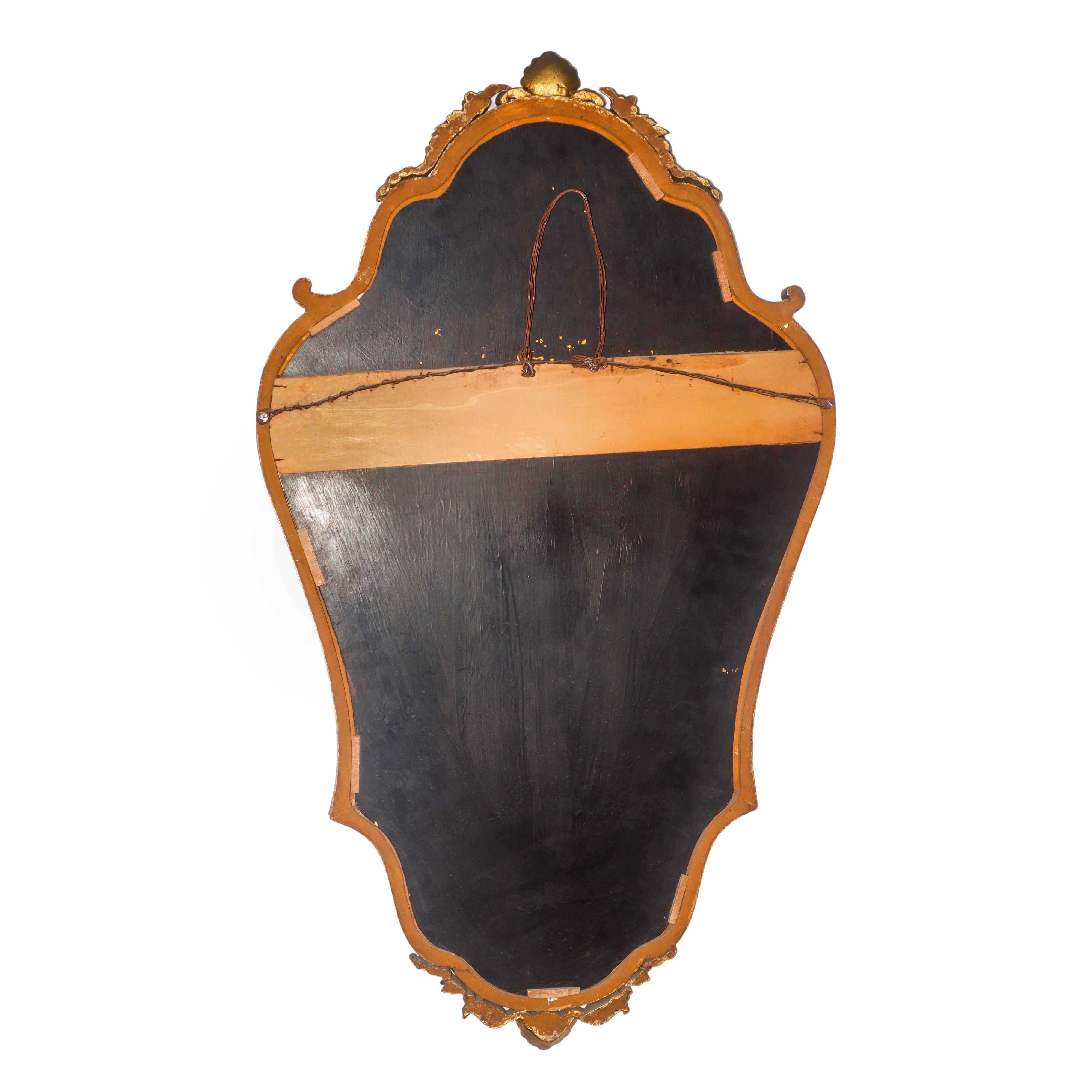 Specchiera sagomata in stile Rococò entro cornice con decori floreali