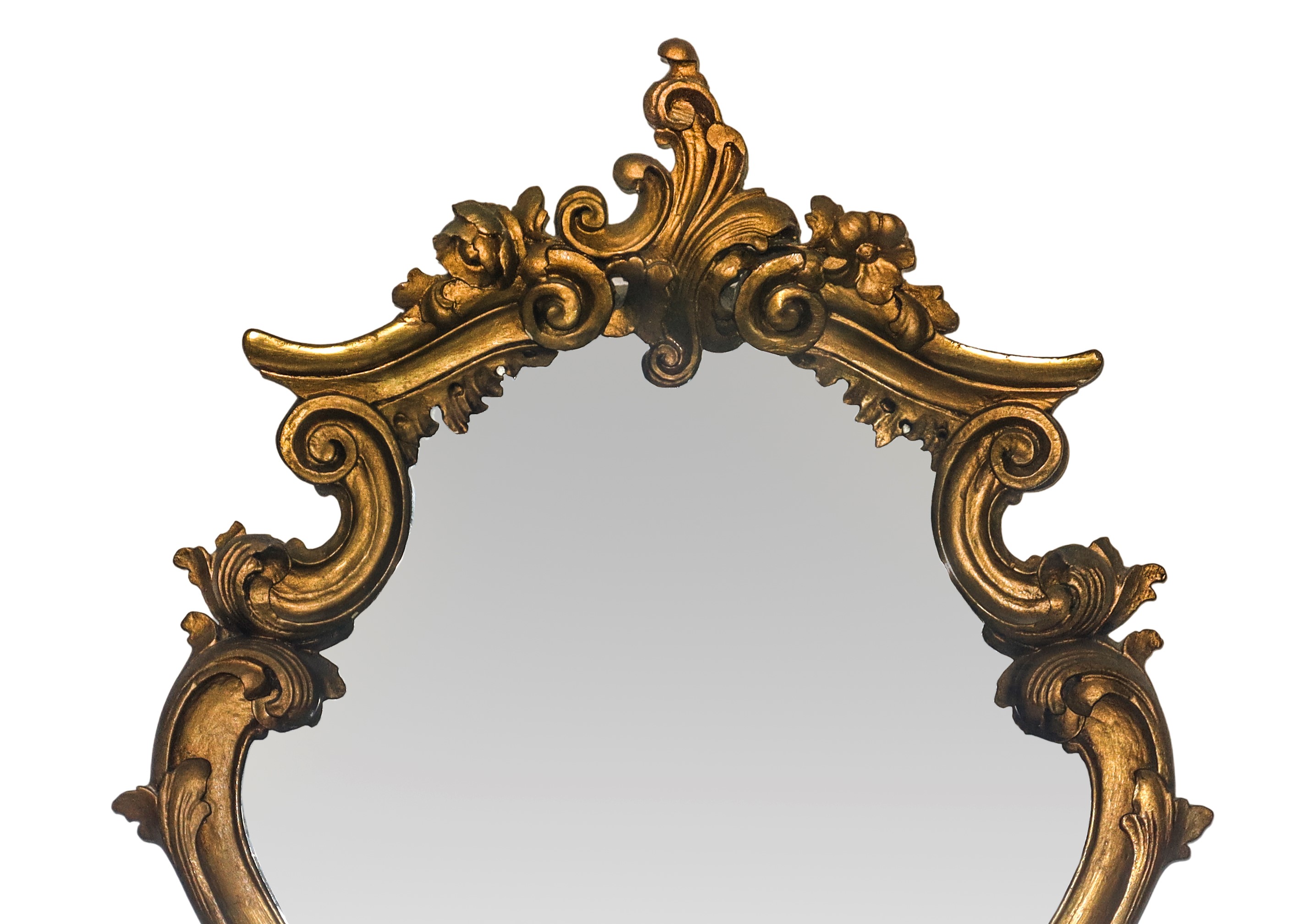 Specchiera sagomata in stile Rococò entro cornice dorata decorata con spirali d'acanto