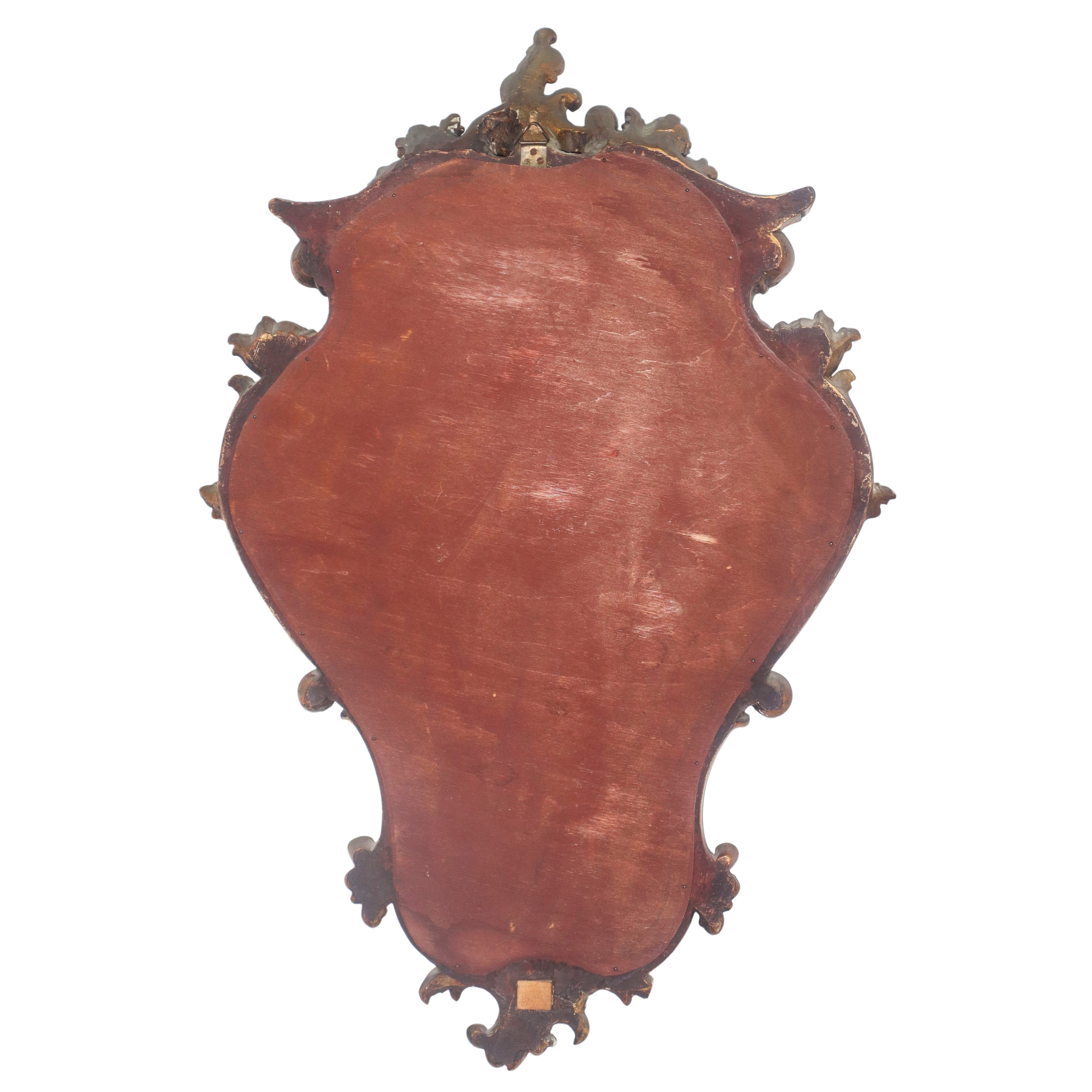 Specchiera sagomata in stile Rococò entro cornice dorata decorata con spirali d'acanto