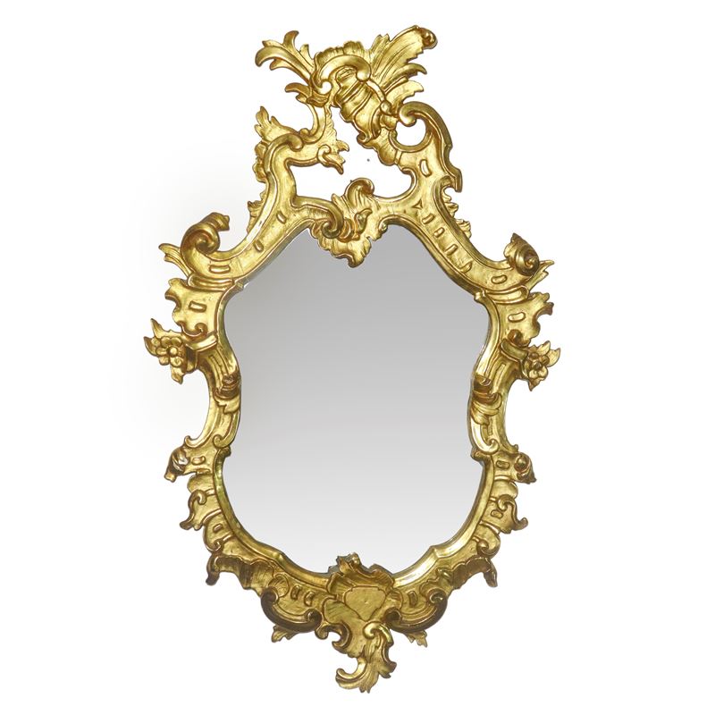 Specchiera sagomata, cornice dorata con decoro traforato alla sommità, XX secolo