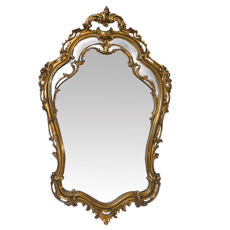 Specchiera sagomata in stile Rococò entro cornice dorata con decori traforati