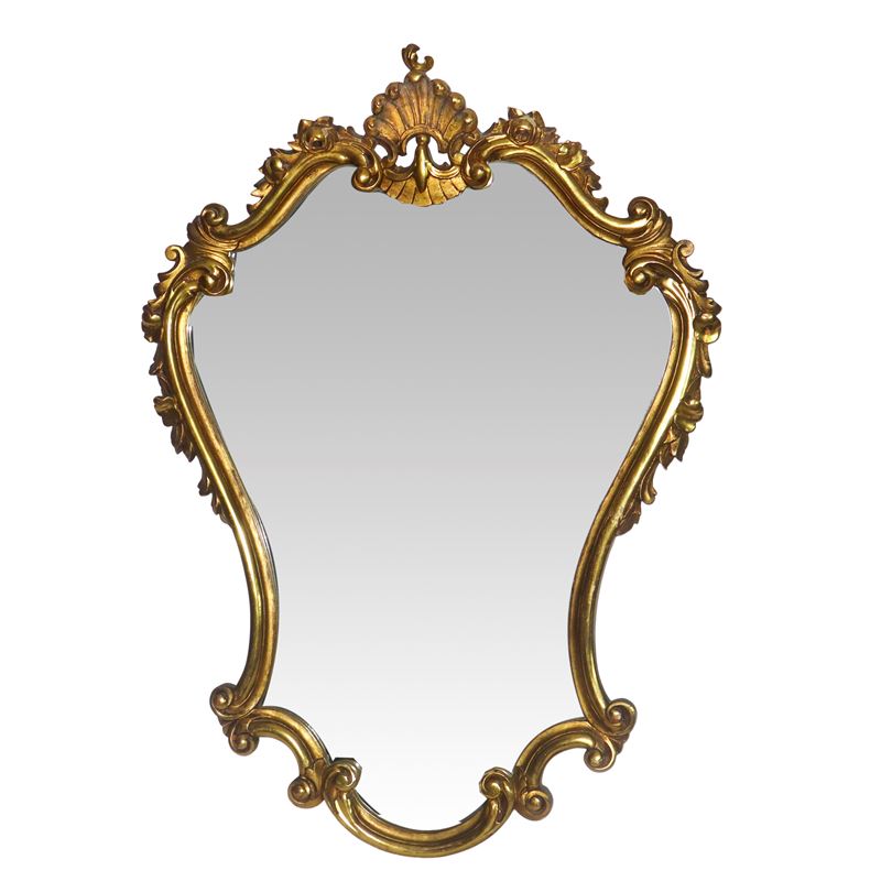Specchiera sagomata in stile Rococò, cornice dorata con decori e motivo a conchiglia