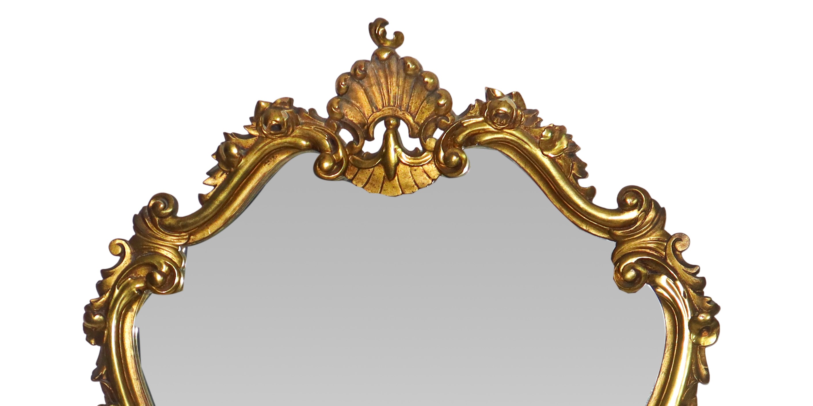 Specchiera sagomata in stile Rococò, cornice dorata con decori e motivo a conchiglia