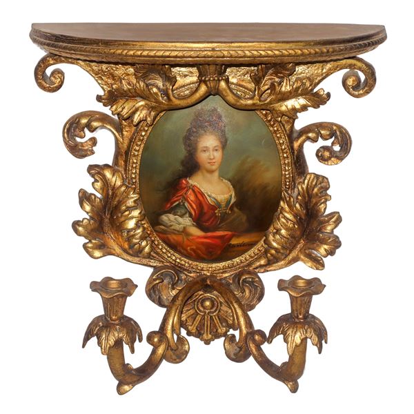 Applique dorata a due luci con decori vegetali ed ovale centrale con ritratto di dama