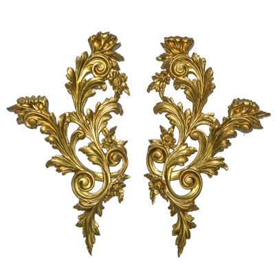 Coppia di appliques dorate con spirali d’acanto sagomate e fiori, XX secolo