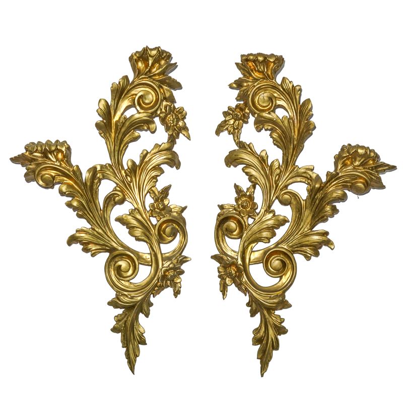 Coppia di Appliques Dorate con Spirali D'acanto Sagomate e Fiori