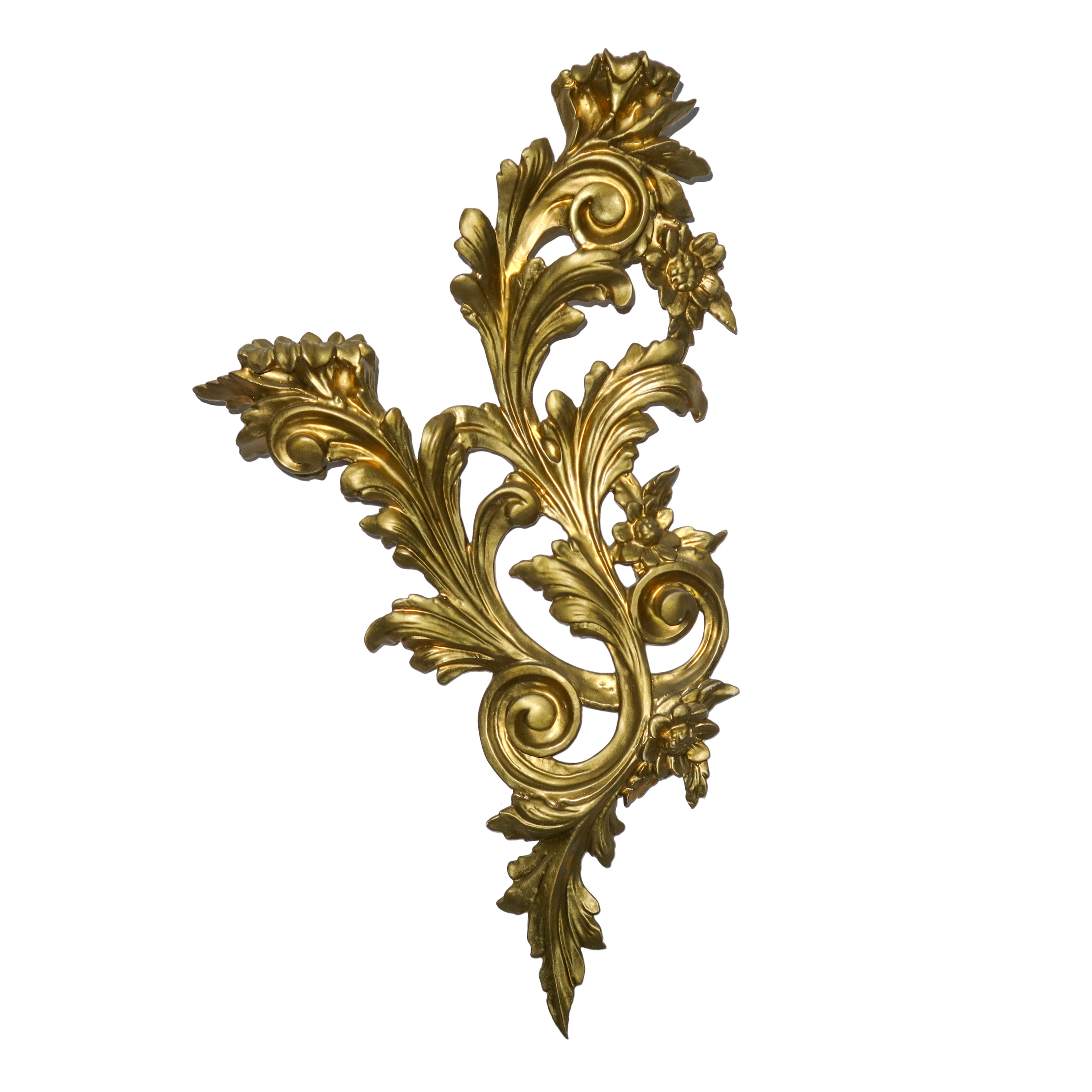 Coppia di Appliques Dorate con Spirali D'acanto Sagomate e Fiori