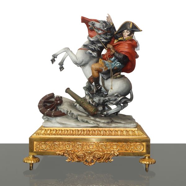 Statuetta su piedistallo di Napoleone Bonaparte che valica le Alpi