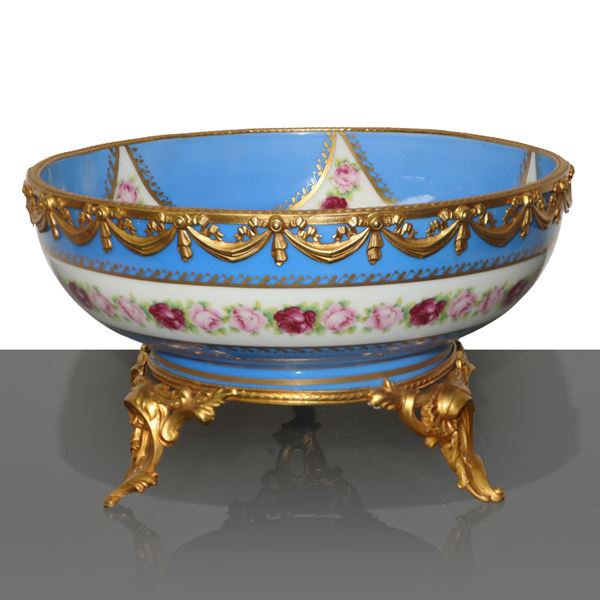 Alzatina centrotavola in stile Sèvres con decori floreali e applicazioni metalliche